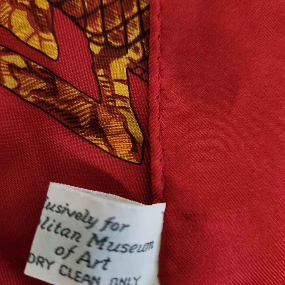 Luxurious Red and Gold Scarf with Regal Design - Picture 6 of 6